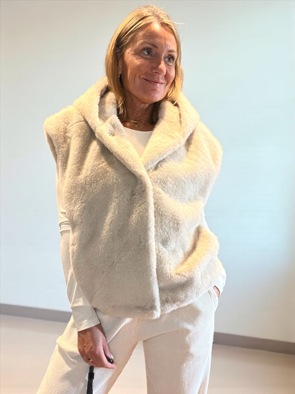 Veste Fausse Fourrure Beige 🤍